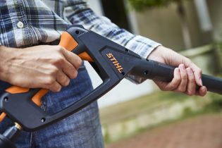 Mężczyzna używający myjki wysokociśnieniowej STIHL RE 110 Plus, Techfix Radom