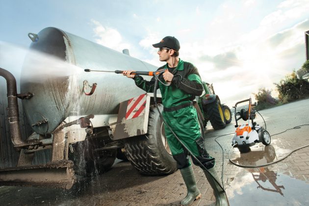 Myjka wysokociśnieniowa STIHL RE 282 PLUS – pracownik myjący pojazd wodą, autoryzowany dealer Techfix Radom