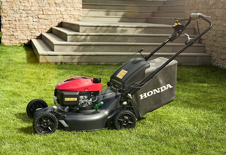 Kosiarka spalinowa Honda na trawie – sprzedaż i serwis kosiarek Techfix Radom