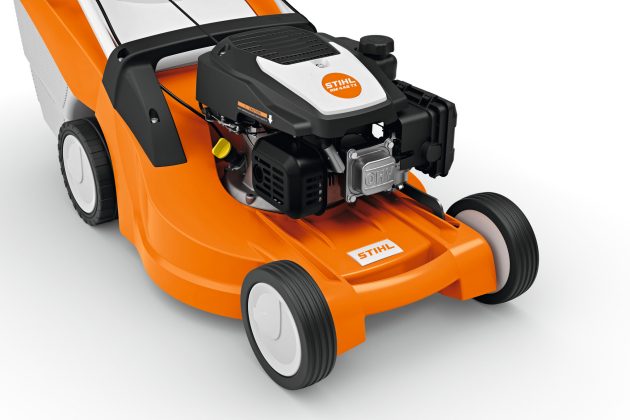 Kosiarka spalinowa STIHL RM 253 – zbliżenie na silnik i przednie koło, serwis Techfix Radom