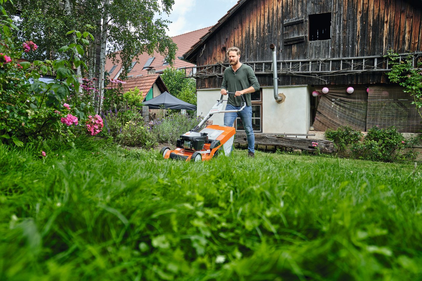 Kosiarka spalinowa STIHL RM 650 T – mężczyzna koszący wysoki trawnik przy domu, serwis Techfix Radom