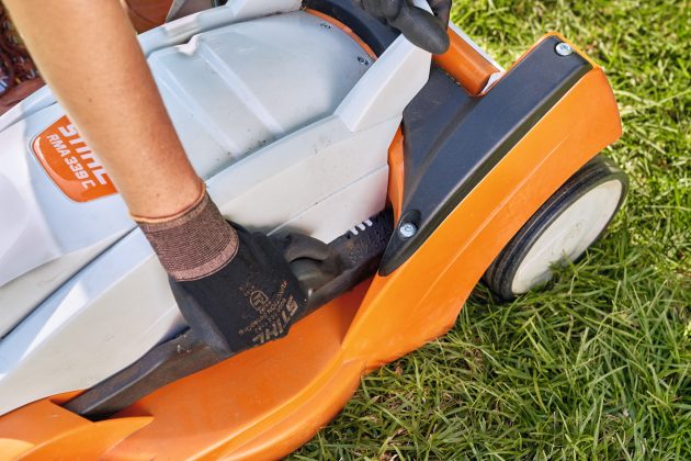 Kosiarka spalinowa STIHL RM 650 T – zbliżenie na stopę przy obudowie, Techfix Radom