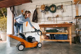 Wertykulator spalinowy STIHL RL 540 – kobieta pracująca urządzeniem w garażu, serwis Techfix Radom