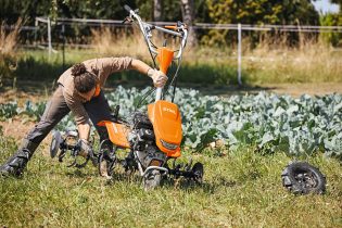 Glebogryzarka spalinowa STIHL MH 600 – mężczyzna pracujący przy grządkach, sprzedaż Techfix Radom