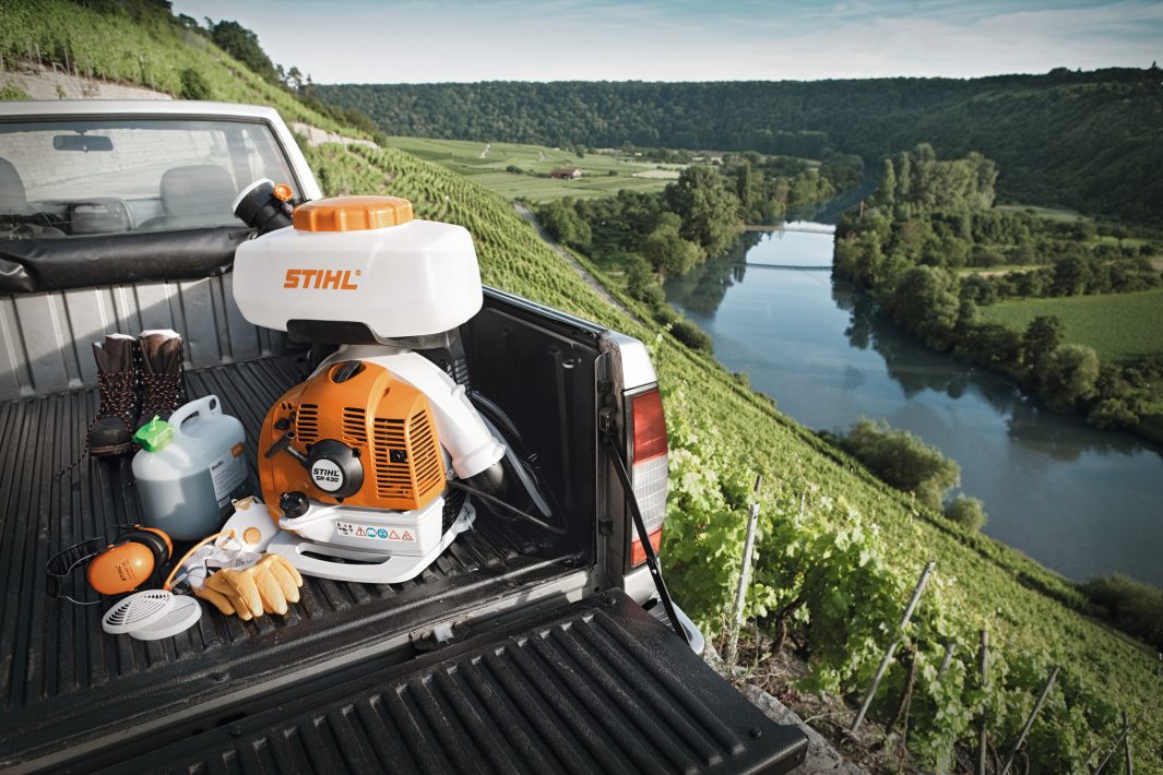 Opryskiwacz spalinowy STIHL SR 430 – osoba wykonująca oprysk w ogrodzie, serwis Techfix Radom