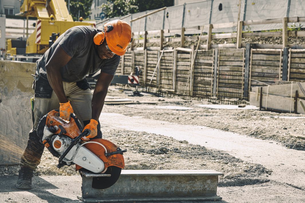 Przecinarka spalinowa STIHL TS 500i – pracownik przecina beton na budowie, serwis Techfix Radom