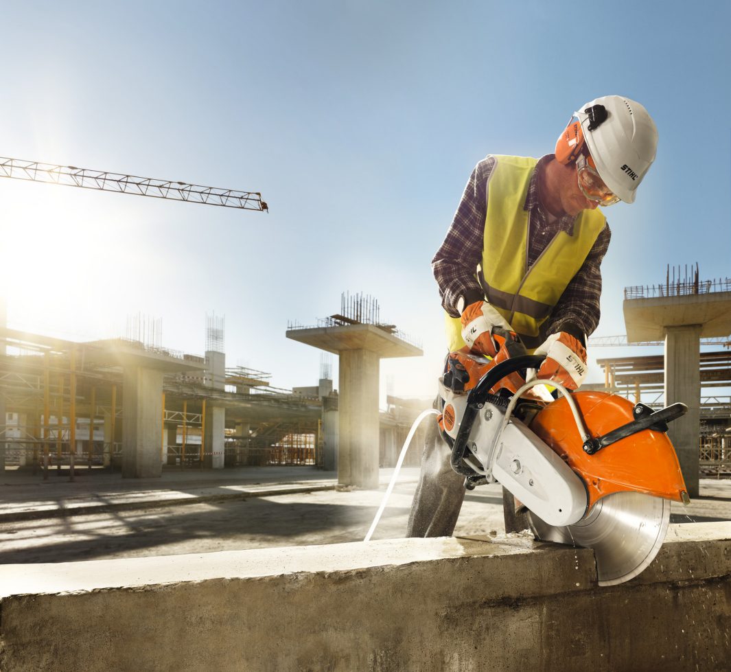 Przecinarka spalinowa STIHL TS 500i – pracownik tnie nawierzchnię na zewnątrz, Techfix Radom