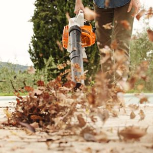 Dmuchawa STIHL BG 56 – zbliżenie na wydmuchiwane liście, autoryzowany dealer Techfix Radom