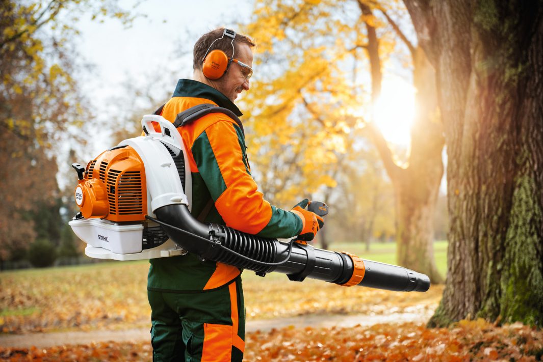 Dmuchawa plecakowa STIHL BR 450 – pracownik używający dmuchawy w parku, serwis Techfix Radom