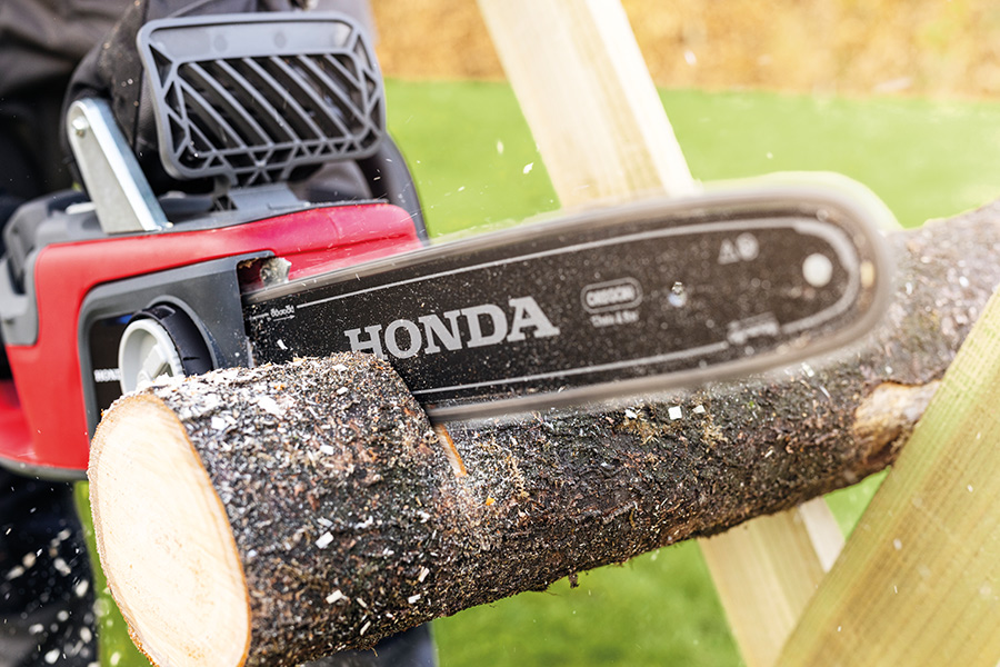 Pilarka akumulatorowa Honda HHC 36 BXBE – zbliżenie na prowadnicę podczas cięcia, serwis Techfix Radom
