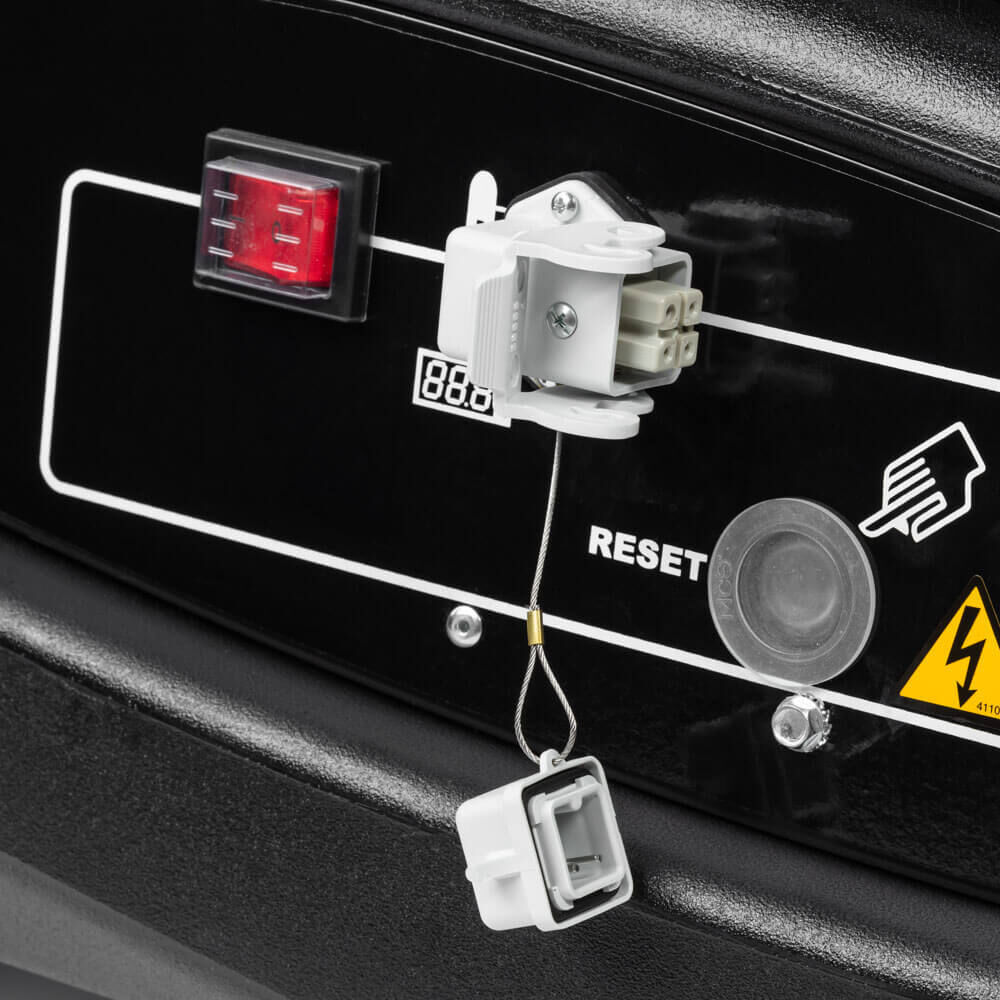 Nagrzewnica olejowa Master BV 77 – zbliżenie na panel sterowania z włącznikiem, gniazdem termostatu i przyciskiem reset, Techfix Radom