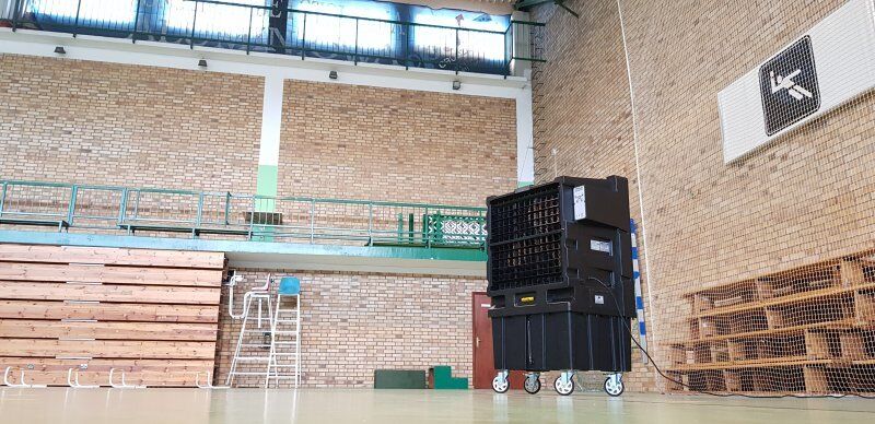 Klimatyzer ewaporacyjny Master BC 120 w hali sportowej – przenośne urządzenie chłodzące dużą przestrzeń z wysokim sufitem, Techfix Radom