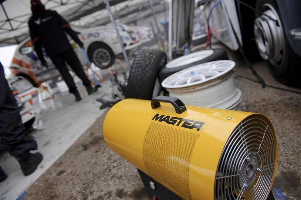 Nagrzewnica gazowa Master BLP 33ET używana przy stanowisku serwisowym na zapleczu motoryzacyjnym, widok na obudowę i kratkę wylotu powietrza, Techfix Radom