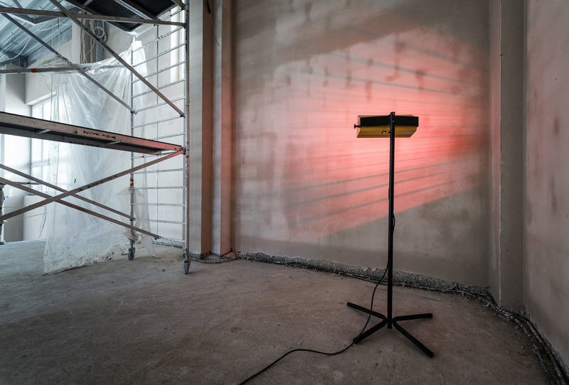 Promiennik elektryczny Master HALL 1500 w magazynie – urządzenie na stojaku do punktowego ogrzewania stanowiska pracy, Techfix Radom